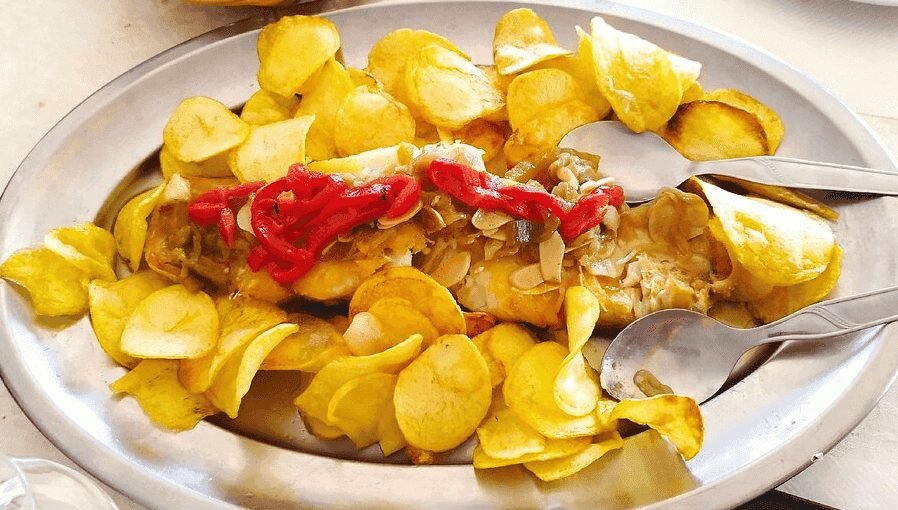 Bacalao a la brasa con patatas paja y tiras de pimiento asado, plato insignia de Plato Português