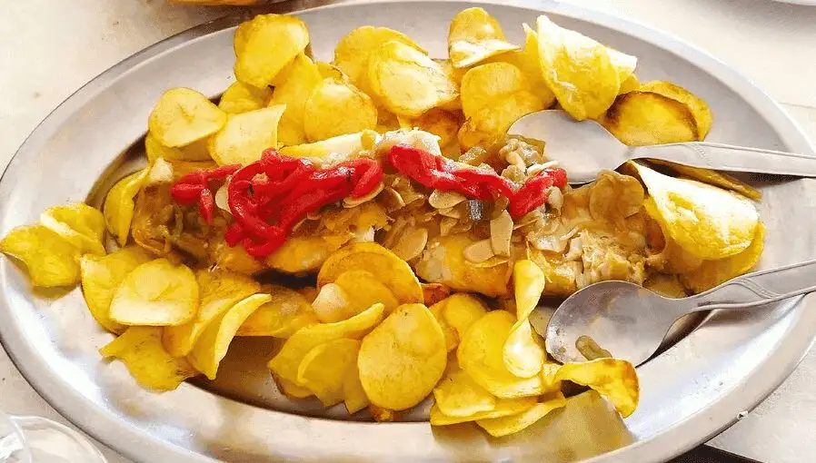 Bacalao a la brasa con patatas y pimiento asado en Plato Português, Malpartida de Cáceres