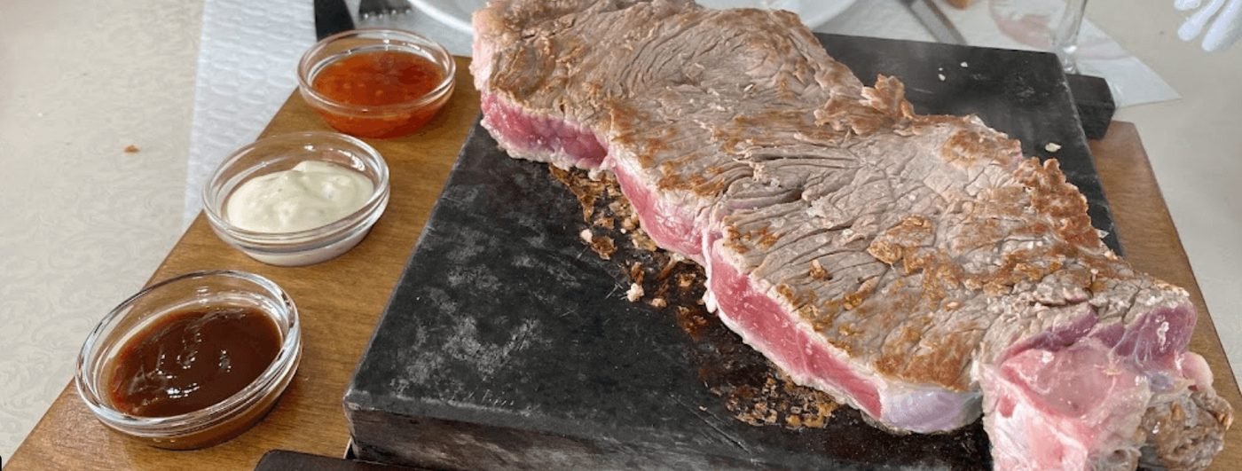 Naco en la piedra, carne de ternera sobre piedra volcánica caliente