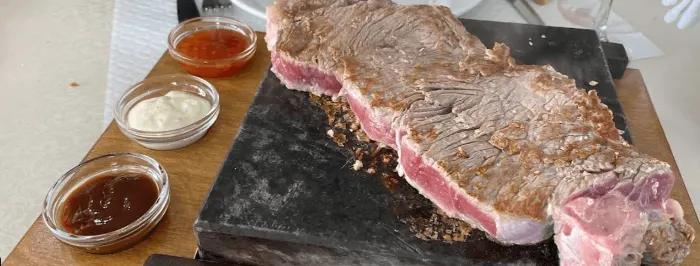 Naco en la piedra, carne de ternera sobre piedra volcánica